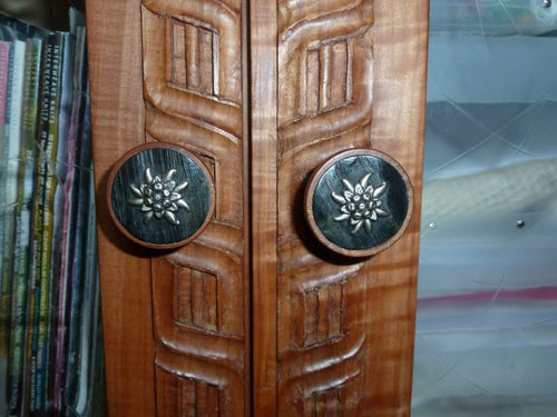 Inspiration: Geschnitzter Schrank für Hobbyartikel